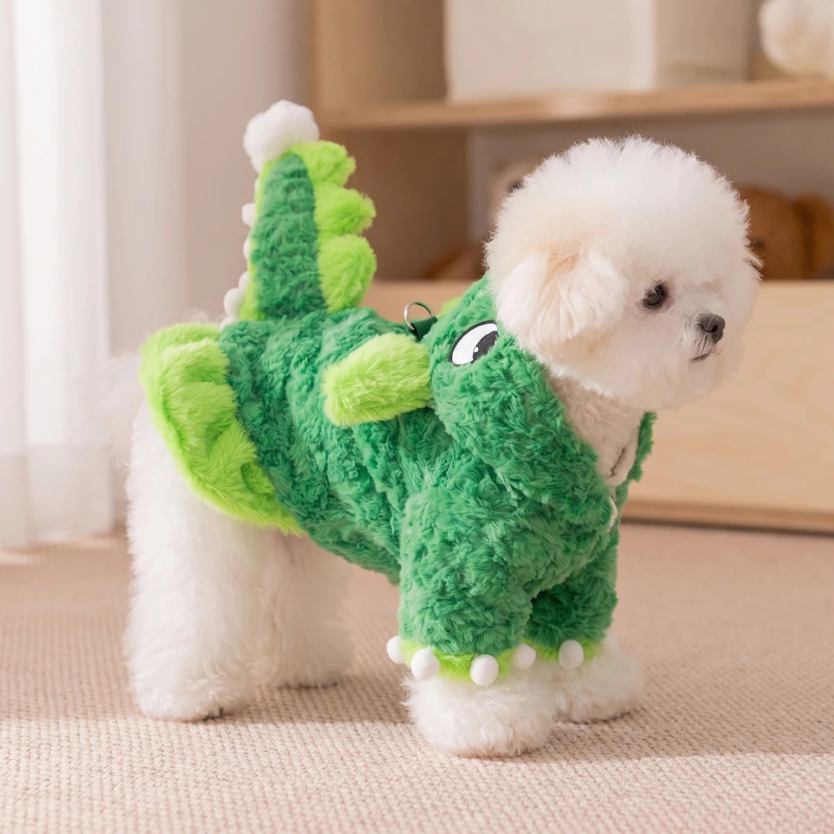 Kleiner Hund im Pl&uuml;sch-Dino-Kost&uuml;m mit Leinenring
