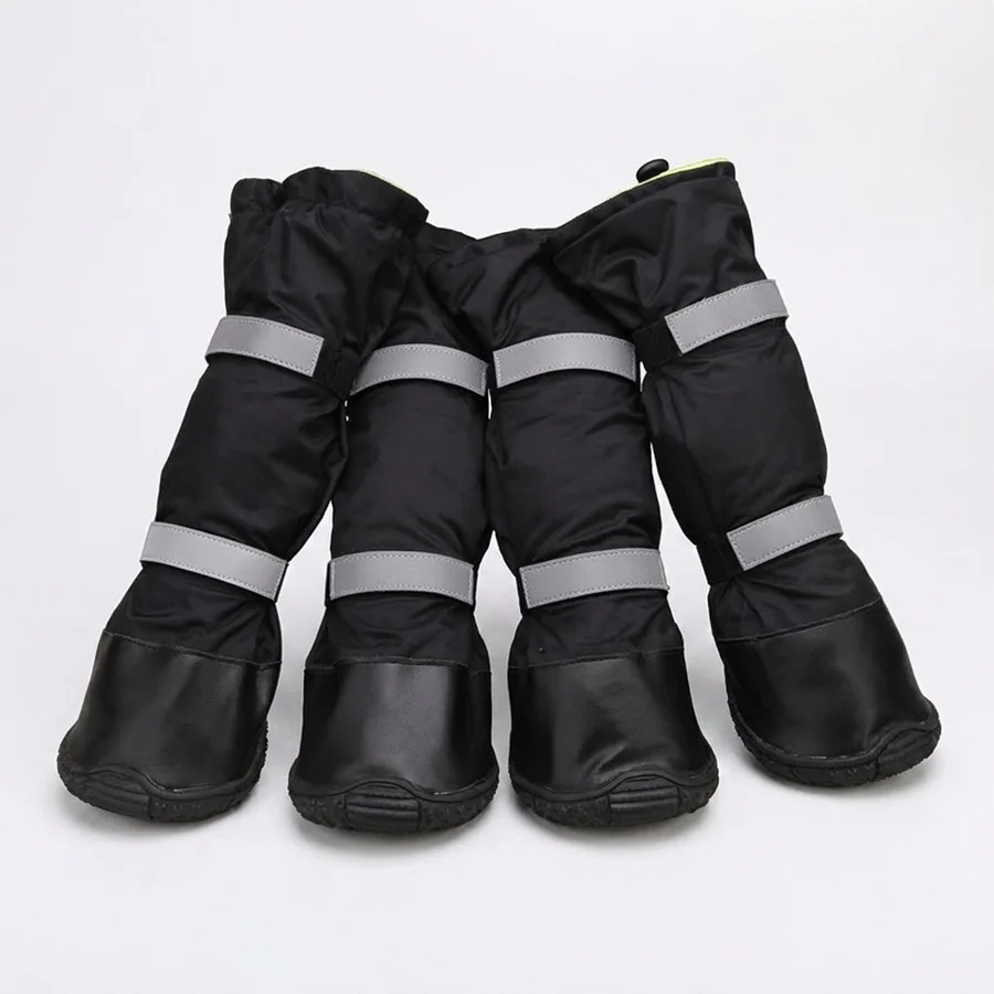 TruePet Winter-Hundeschuhe 4er-Set in Schwarz mit Reflexstreifen und Profilsohle, Produktansicht