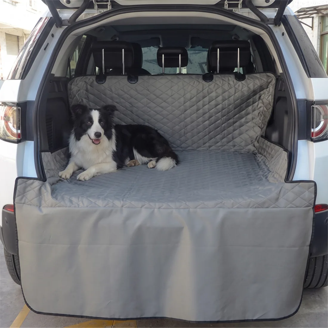 TruePet Kofferraumschutz in Grau mit Border Collie: Boden, hochgezogene Seitenwände, Rückenlehne und Klappe über der Stoßstange