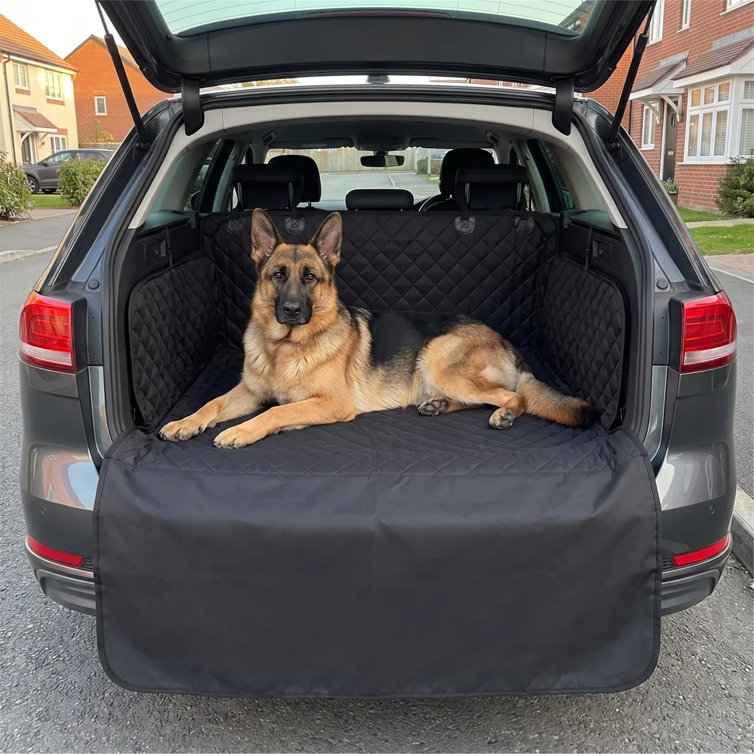Schäferhund auf dem schwarzen Kofferraumschutz im Kombi: Seitenwände und Rückenlehnen-Panel innen, große Klappe außen über der Stoßstange